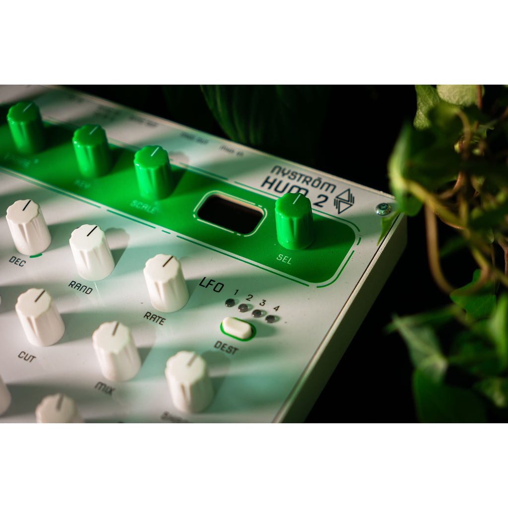 Nahaufnahme von HUM 2 Logo, Display und LFO-Sektion in weichem Licht