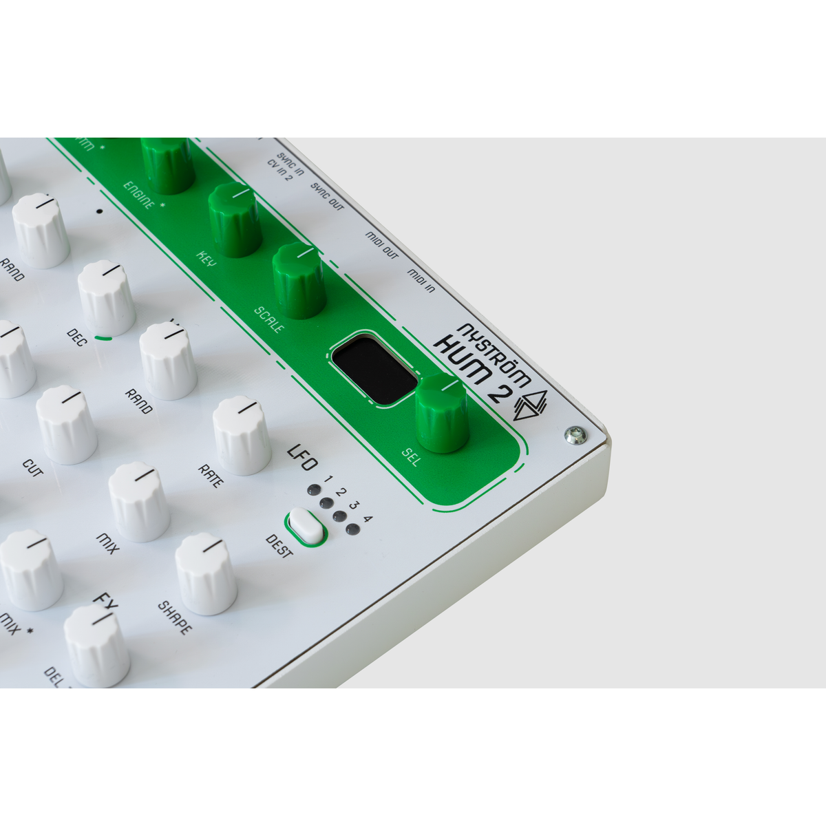 Nahaufnahme von HUM 2 Logo, Display, SEL-Encoder und LFO-Reglern